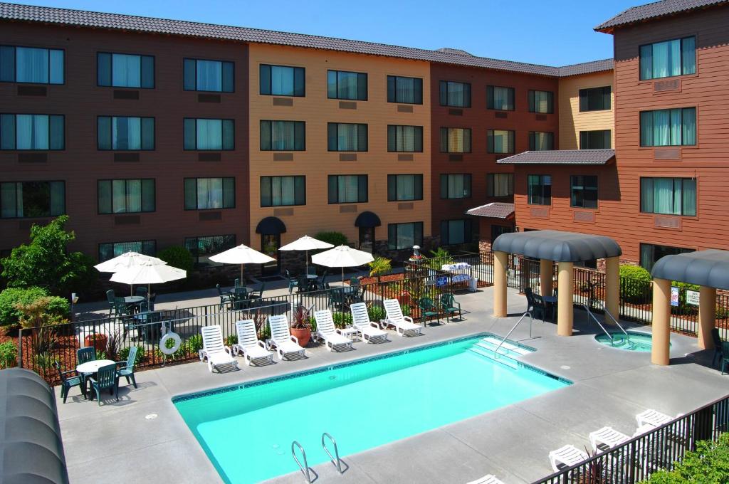 Oxford Suites Chico photo 1