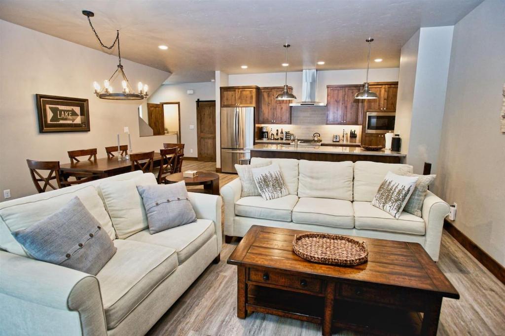 Silverpine Hideaway by Casago McCall - Donerightmanagement image