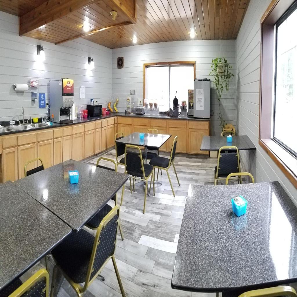 Adams Inn and Suites photo 2