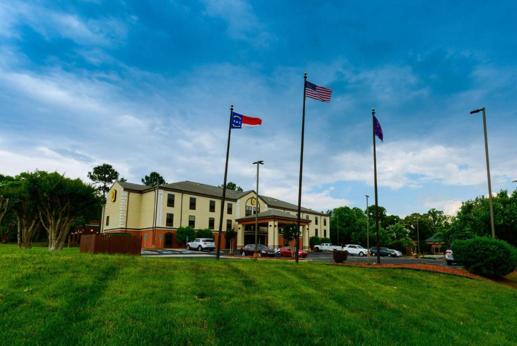 Super 8 by Wyndham High Point/Greensboro image