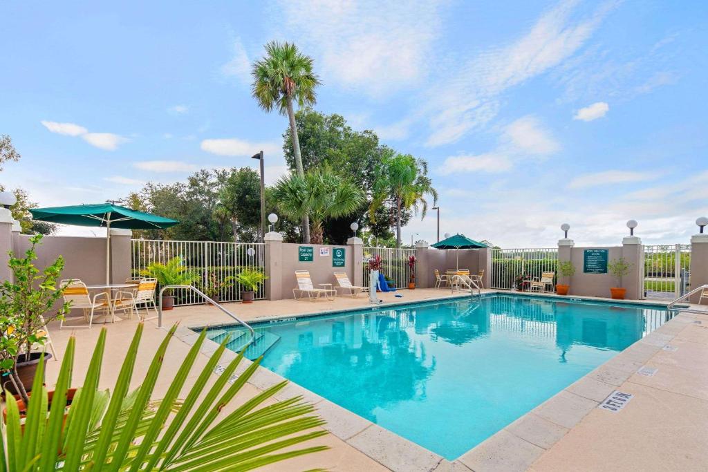 La Quinta Inn & Suites by Wyndham Naples East (I-75) image