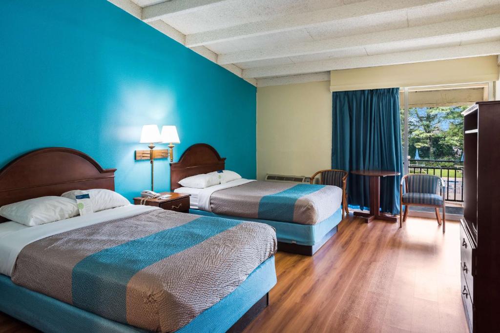 Четырехместный (Quadruple Room - Disability Access - Roll in Shower), Motel 6-Philadelphia, PA - Northeast