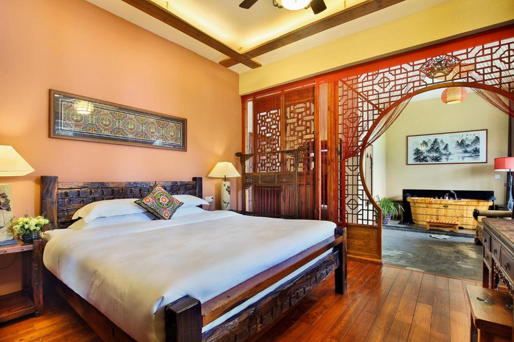 Сьюит (Улучшенный люкс с кроватью размера «king-size»), Yangshuo Mountain Nest Boutique Hotel