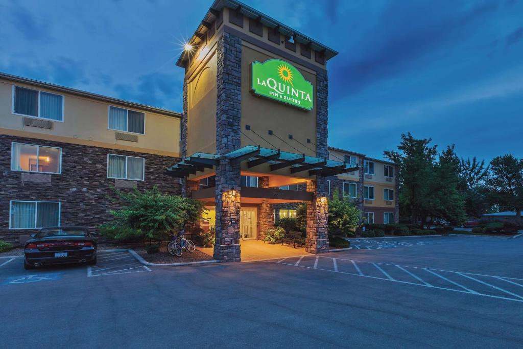 La Quinta Inn & Suites by Wyndham Boise Airport image