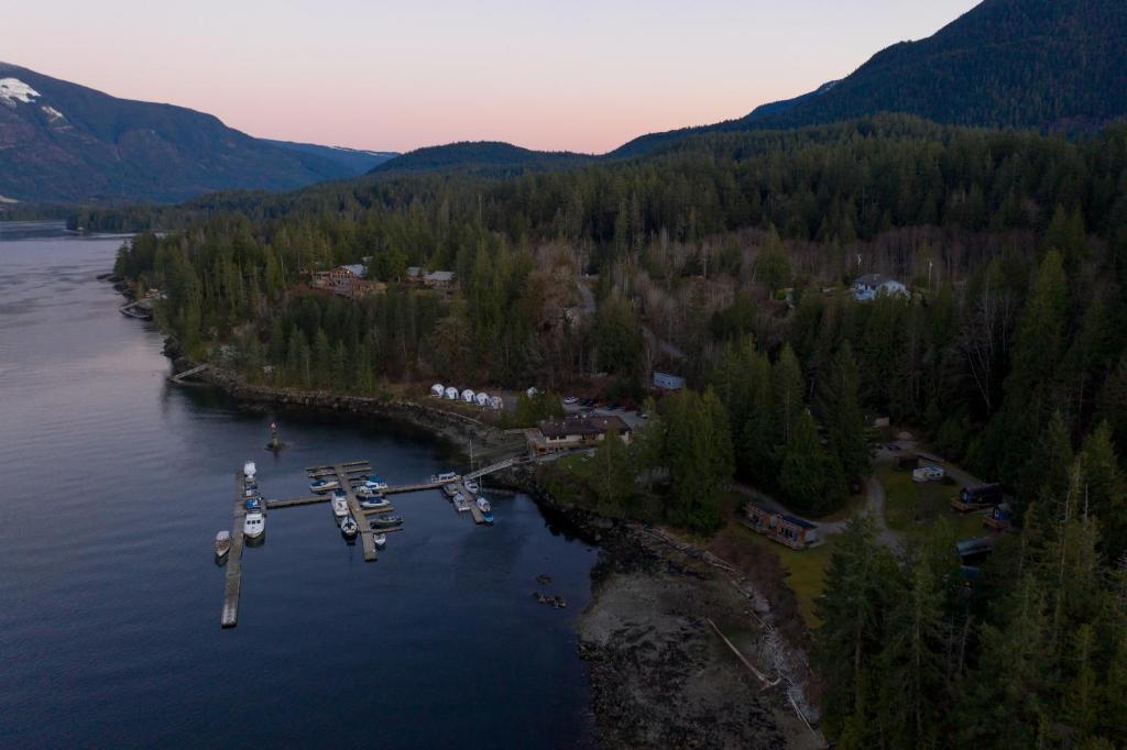 Backeddy Resort and Marina photo 1