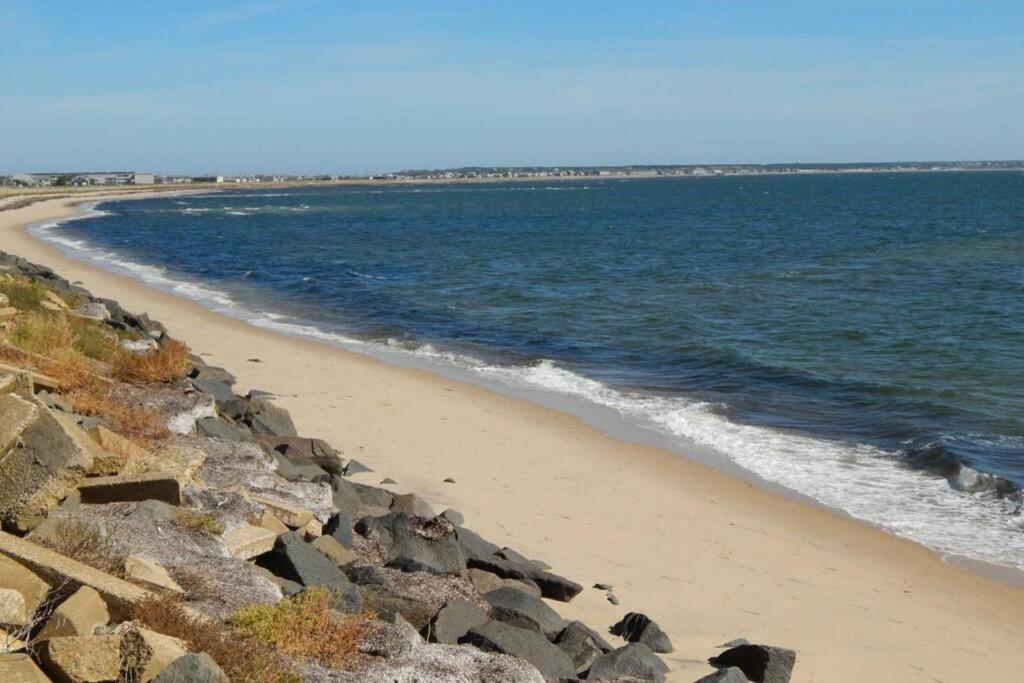 P-Town 2br Beach Beauty on the Bay. Water View! image