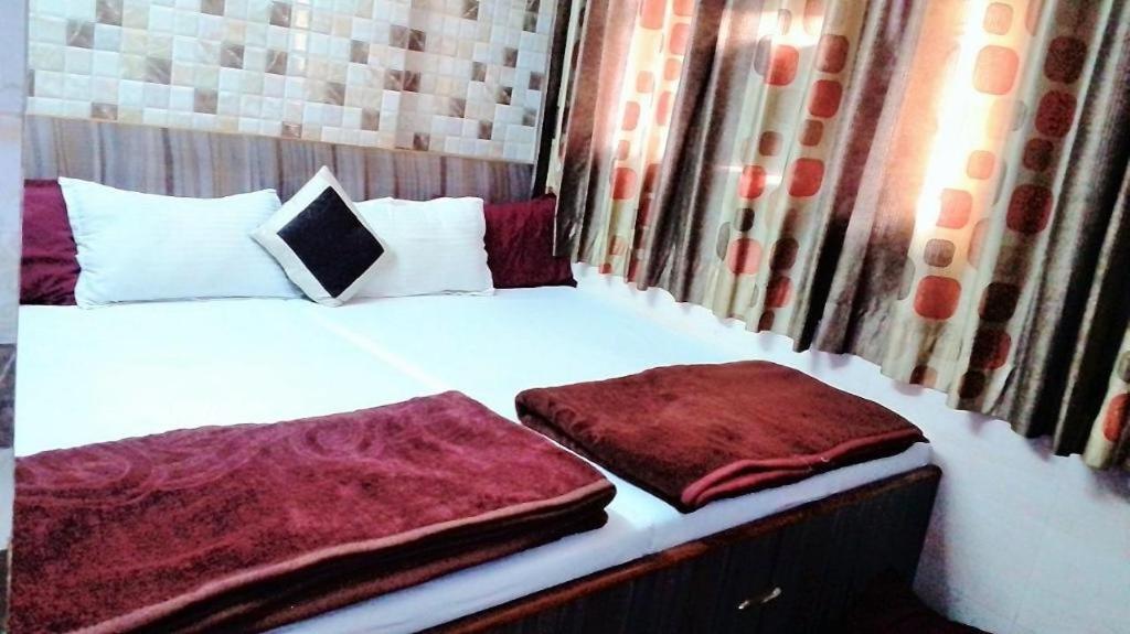 Ajanta Hotel 100 Mtrs Railway Station & 400 Mtrs Dargah photo 1