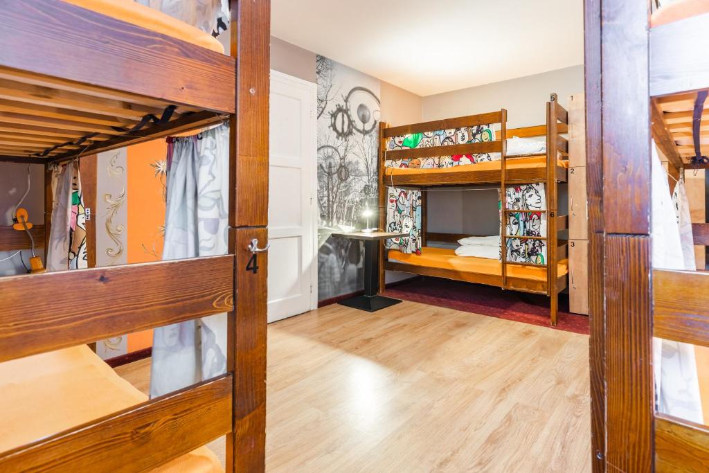 Номер (Кровать в смежном 6-местном общем номере), Top Hostel Pokoje Gościnne