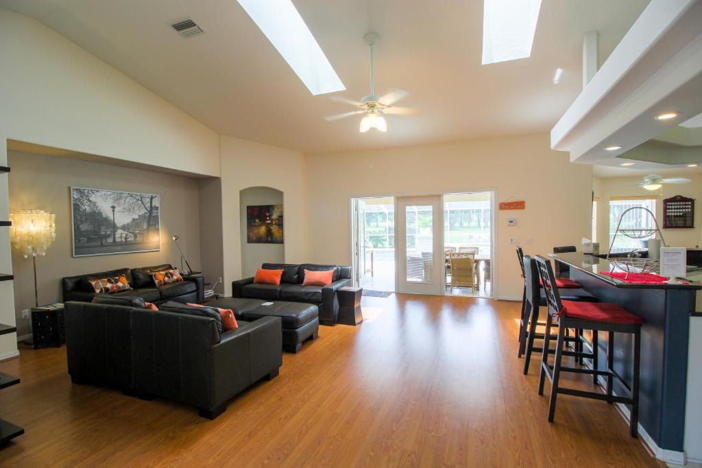Spacious modern pool home, Family & Golf trips - 4727 home photo 2