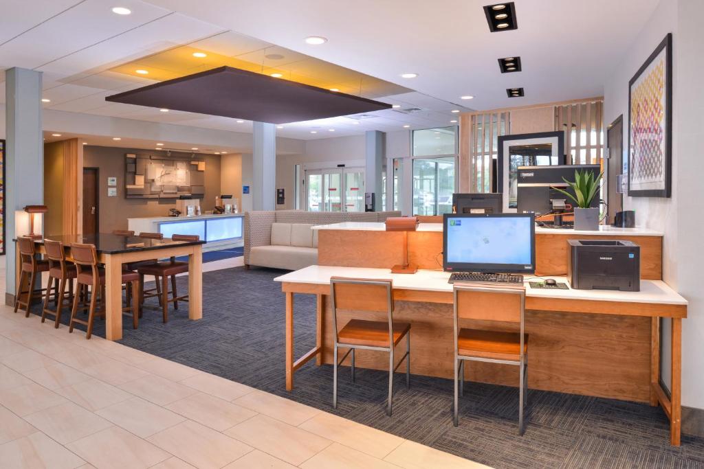 Holiday Inn Express & Suites Alachua - Gainesville Area, an IHG Hotel photo 2