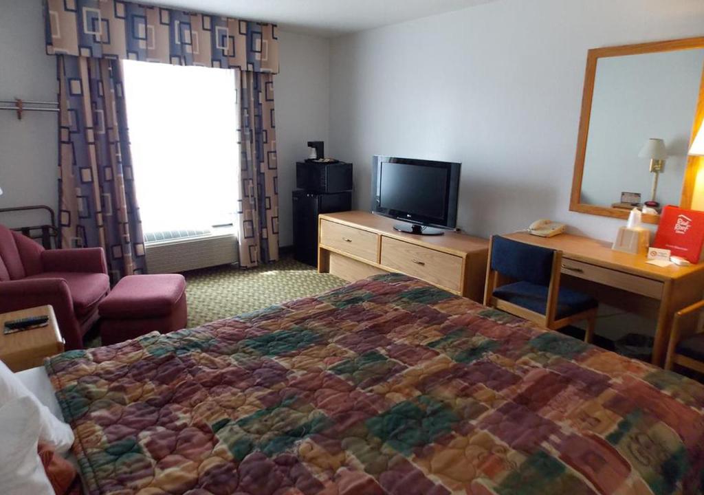 Norwood Inn and Suites - Roseville photo 3