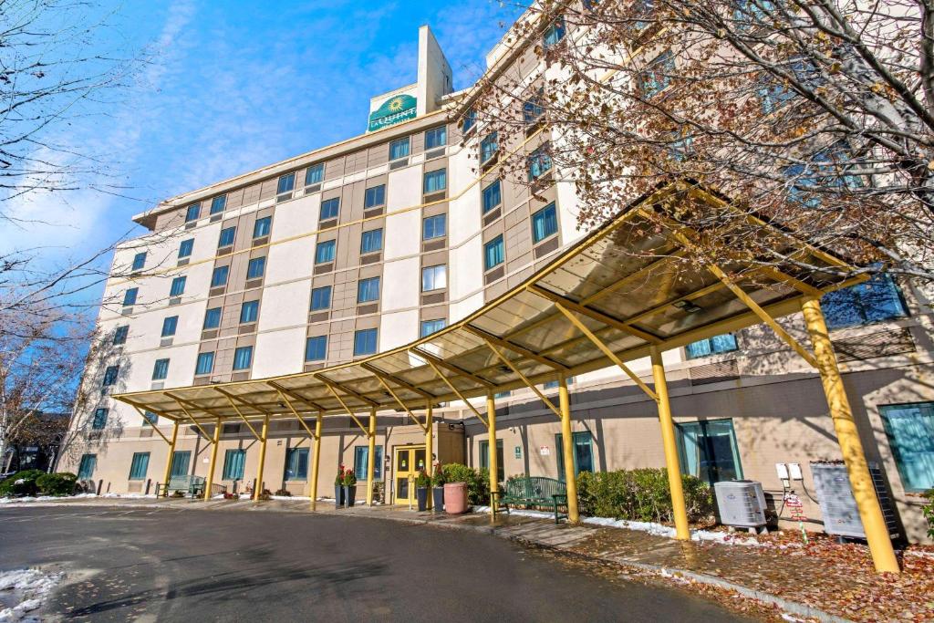 La Quinta Inn & Suites by Wyndham Boston Somerville image