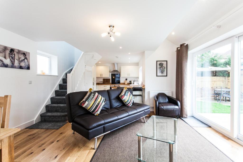 Superb Detached Coach House in Peaceful Location! - Tap to explore photos
