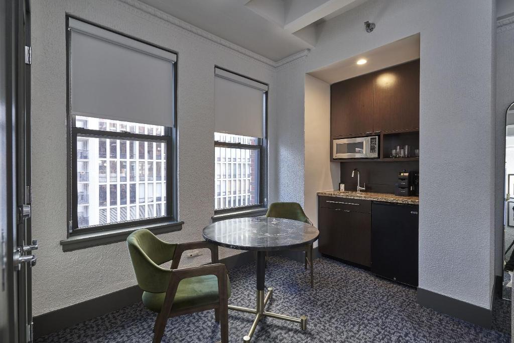 Сьюит (Фирменный люкс с 1 спальней — Подходит для гостей с ограниченными возможностями здоровья), Gale Chicago