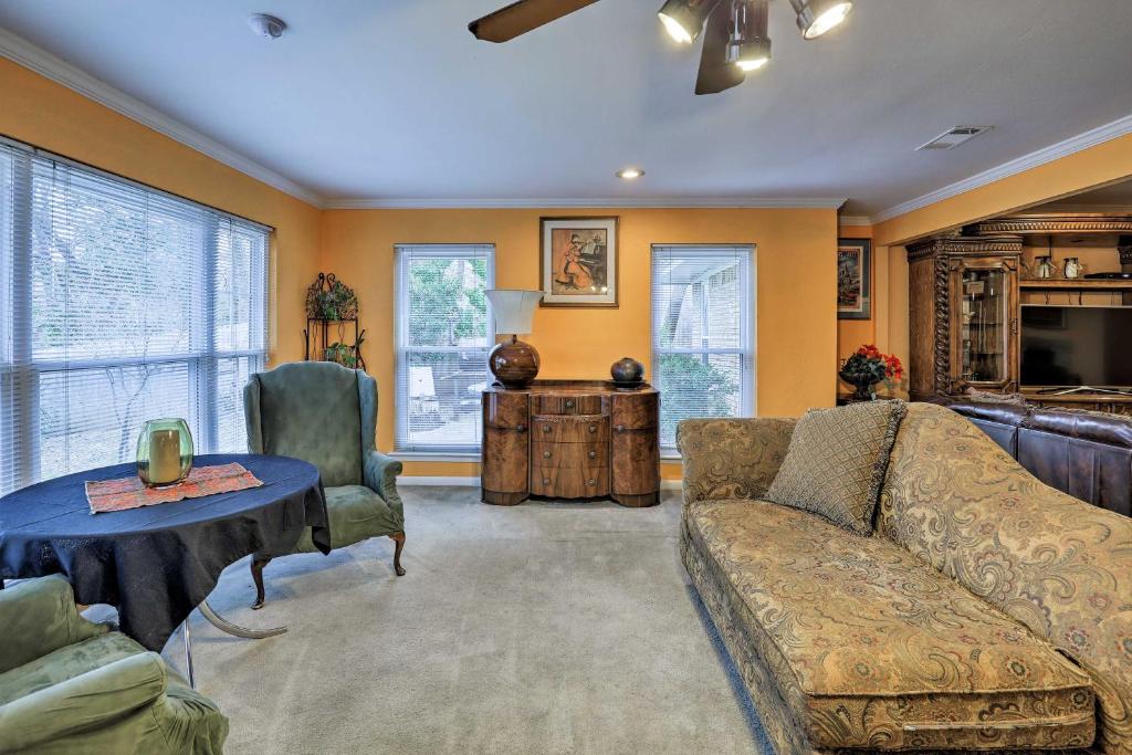 Spacious Home with Deck about 2 Mi to Lake Arlington! photo 1