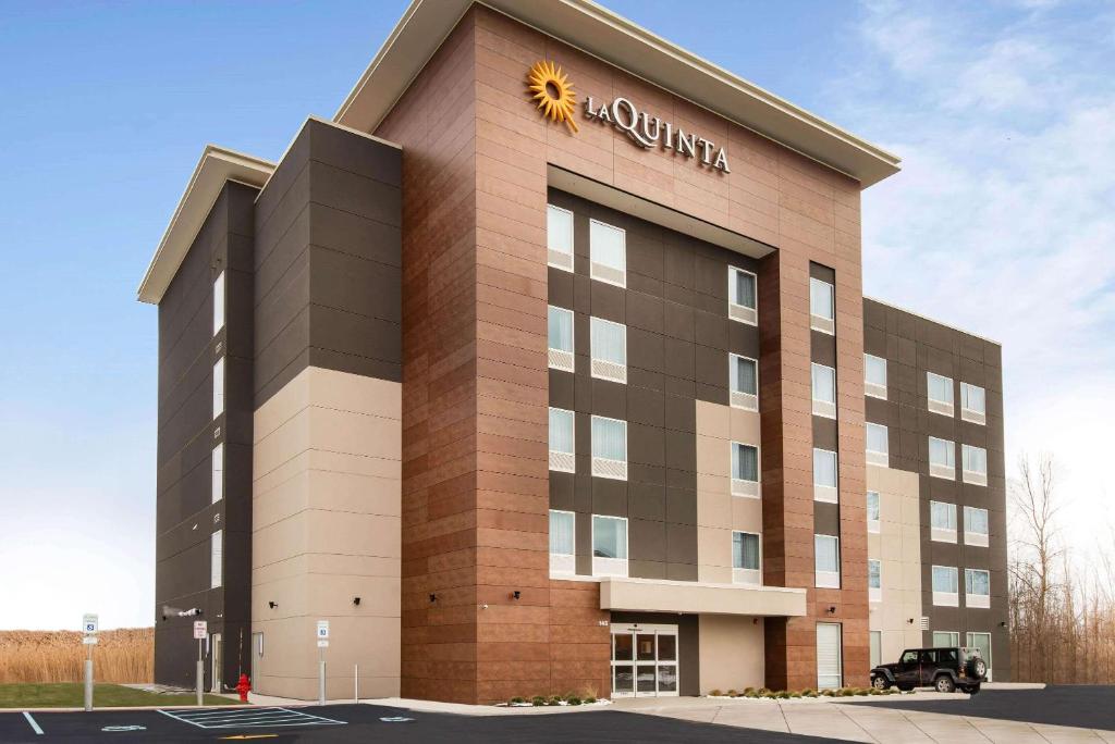 La Quinta Inn & Suites by Wyndham Buffalo Amherst image