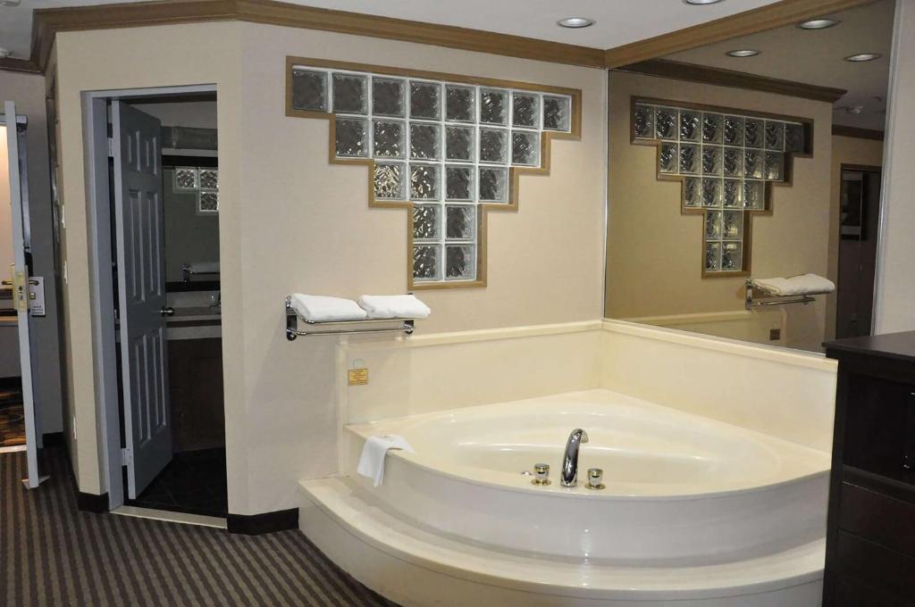 Ramada by Wyndham Abbotsford photo 4