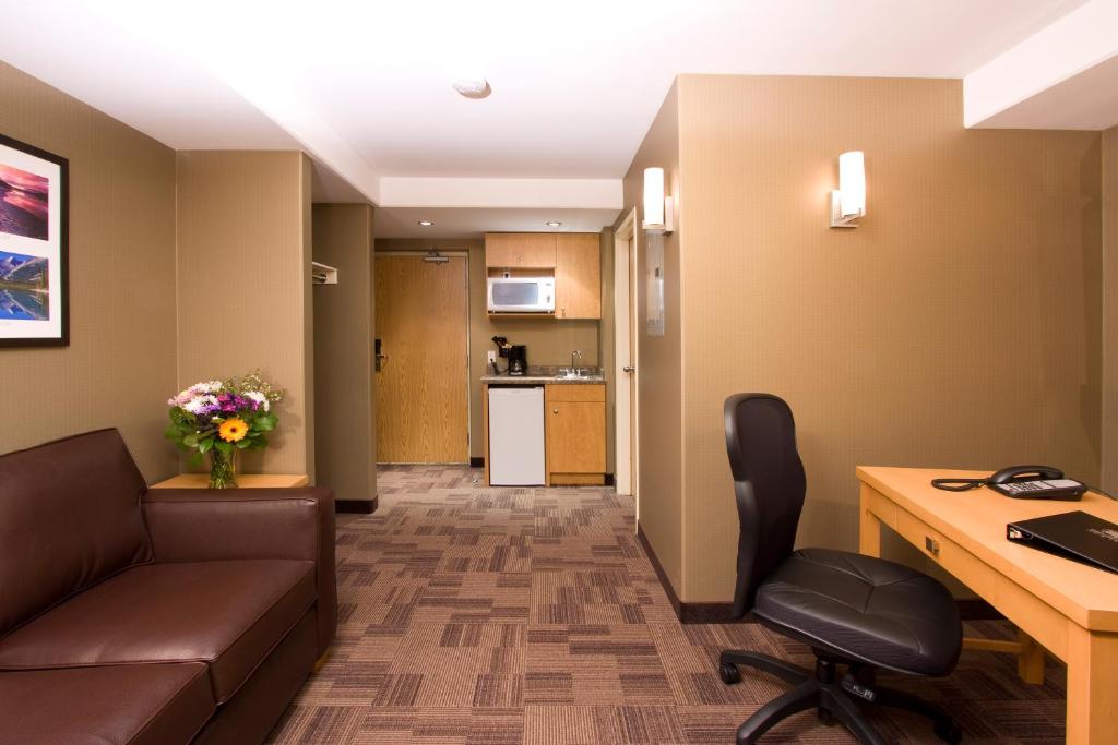 Woodlands Inn & Suites photo 2