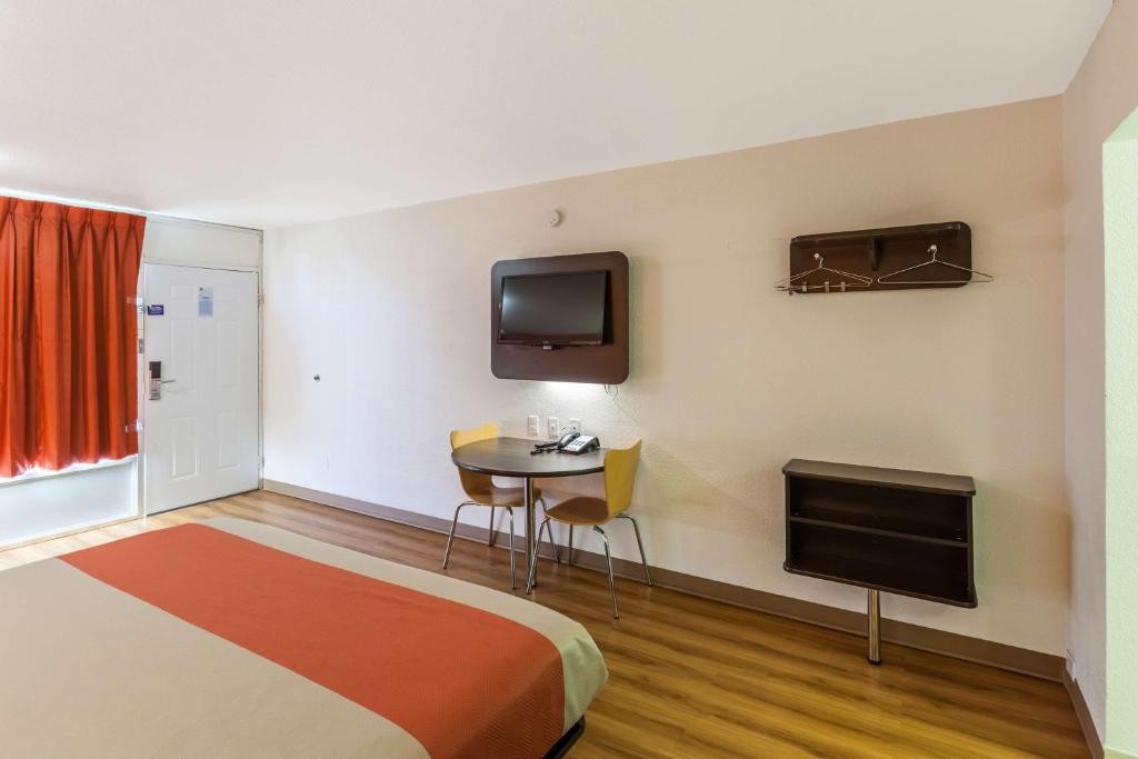 Motel 6 Fort Worth, Tx - Stockyards photo 1