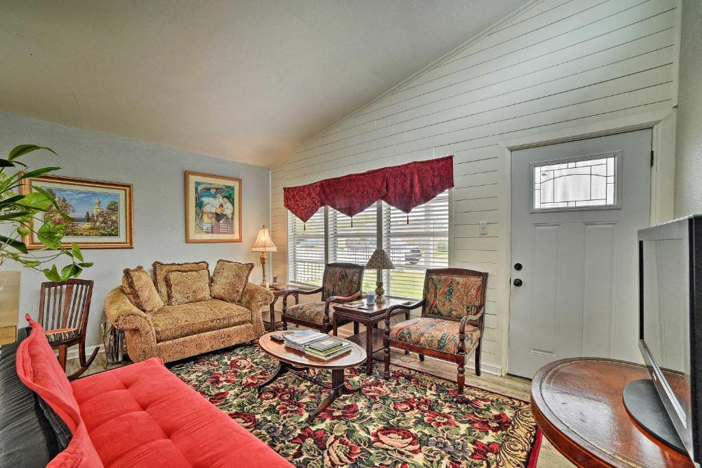 Coastal Escape with Yard - Walk 1 Mile to Texas AandM! photo 3