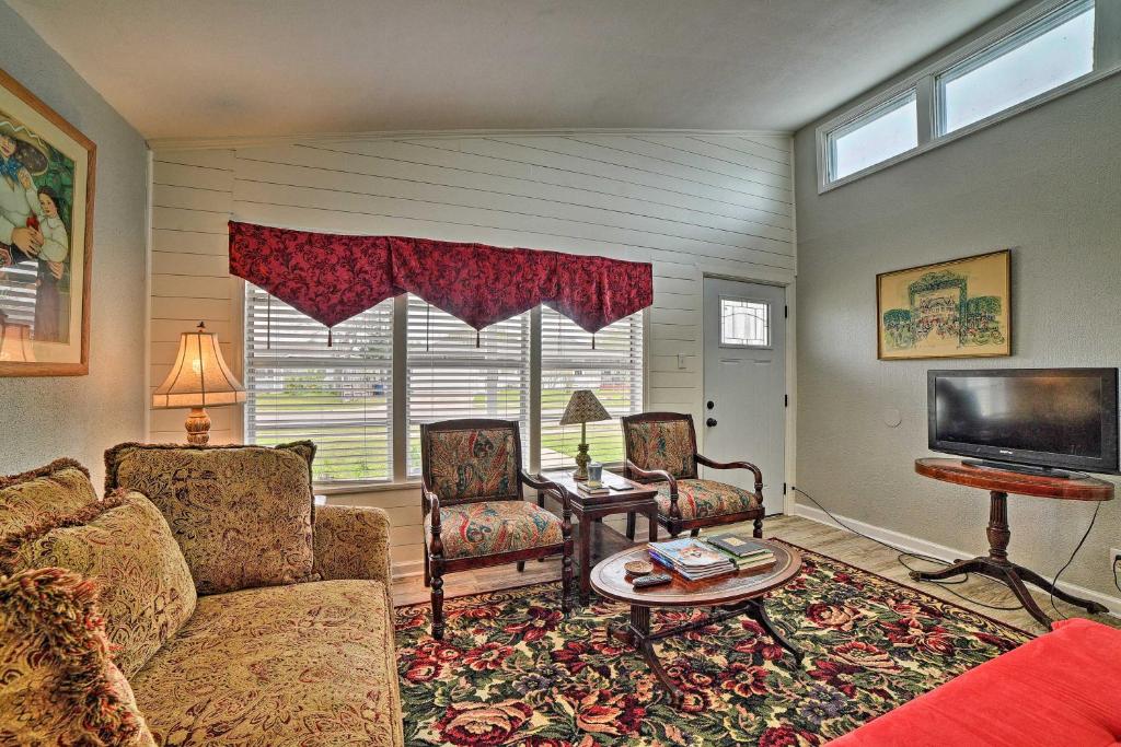 Coastal Escape with Yard - Walk 1 Mile to Texas AandM! photo 4