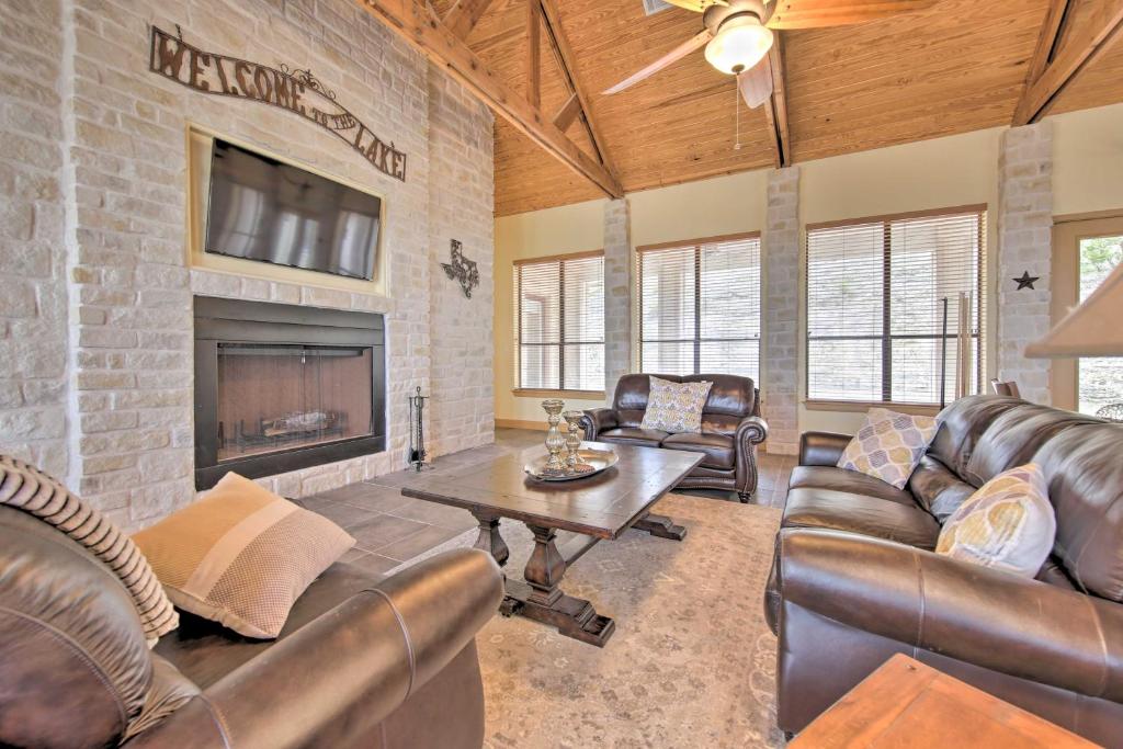 Luxe Lakeview Escape with Hot Tub, 1mi to Canyon Lake photo 3