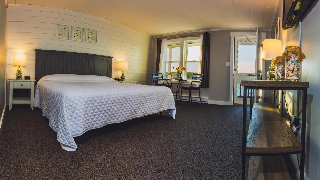 Bearskin Neck Motor Lodge photo 1