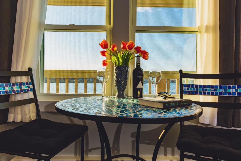 Bearskin Neck Motor Lodge photo 2