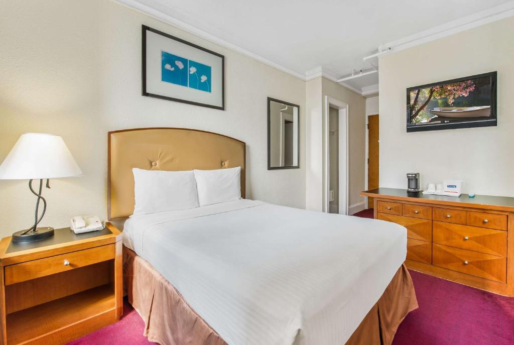 Двухместный (Люкс с 1 кроватью размера «king-size» - Для некурящих), Travelodge by Wyndham Downtown Chicago