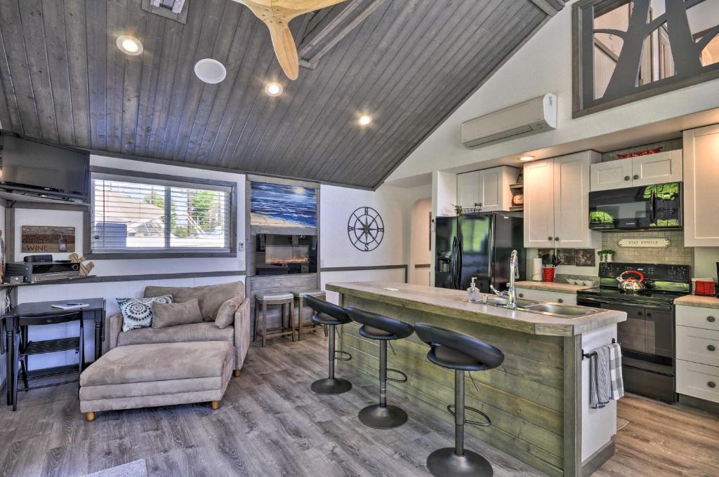 Floating Home on Columbia River with Provided Kayaks photo 1
