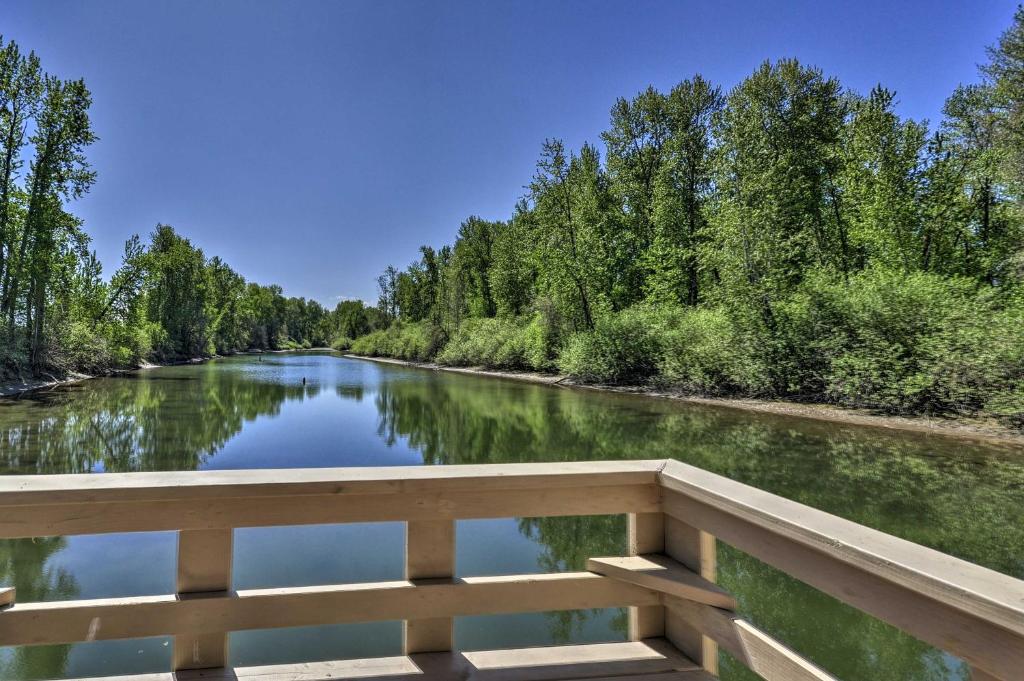 Floating Home on Columbia River with Provided Kayaks photo 2