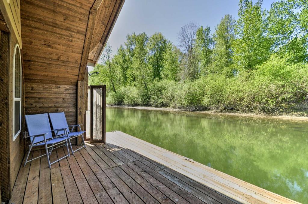 Floating Home on Columbia River with Provided Kayaks photo 3