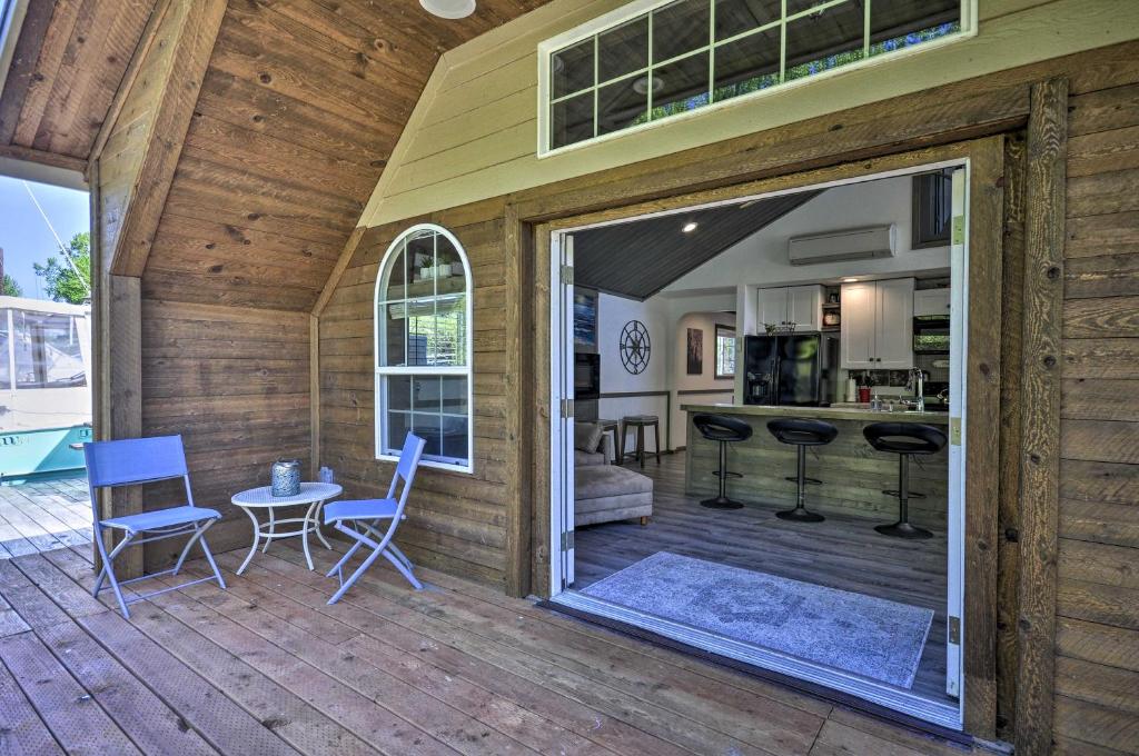 Floating Home on Columbia River with Provided Kayaks photo 4