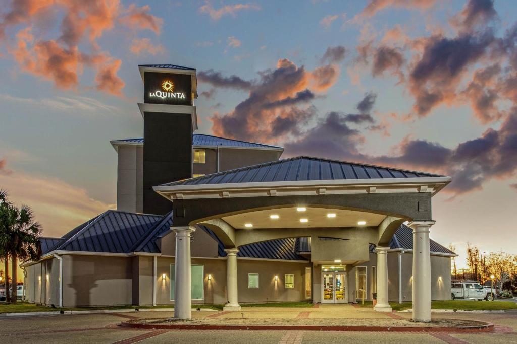 La Quinta Inn & Suites by Wyndham Panama City image