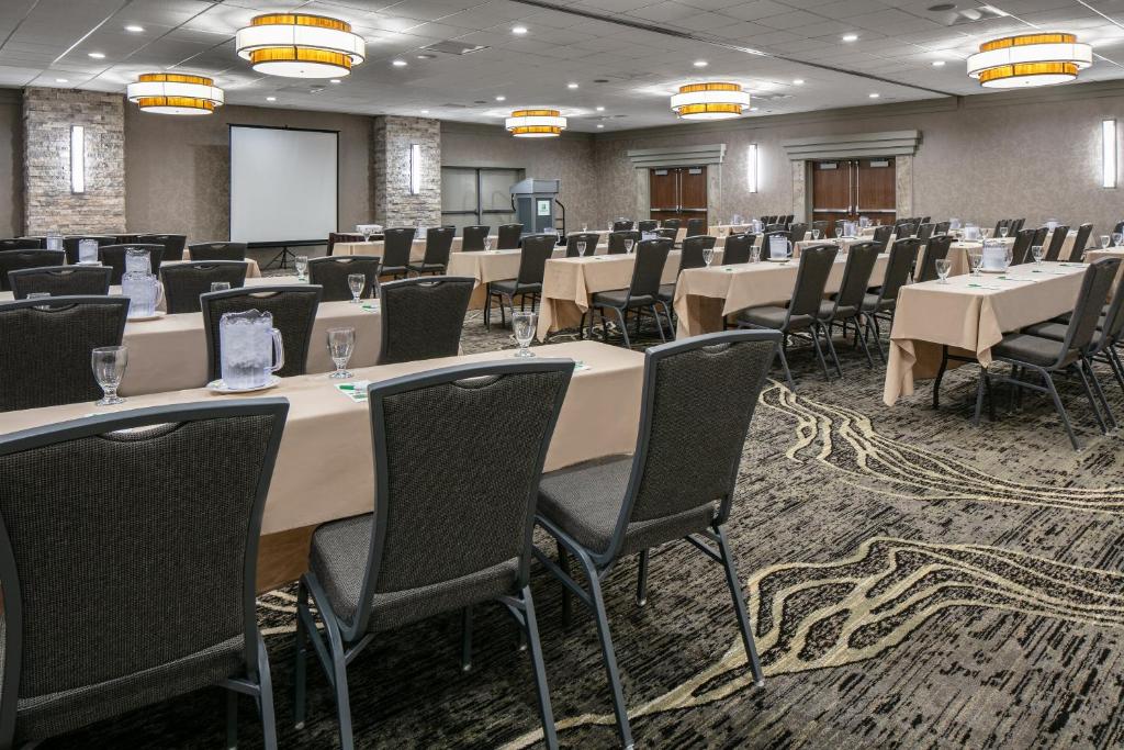 Holiday Inn Hotel & Suites Des Moines-Northwest, an IHG Hotel photo 2