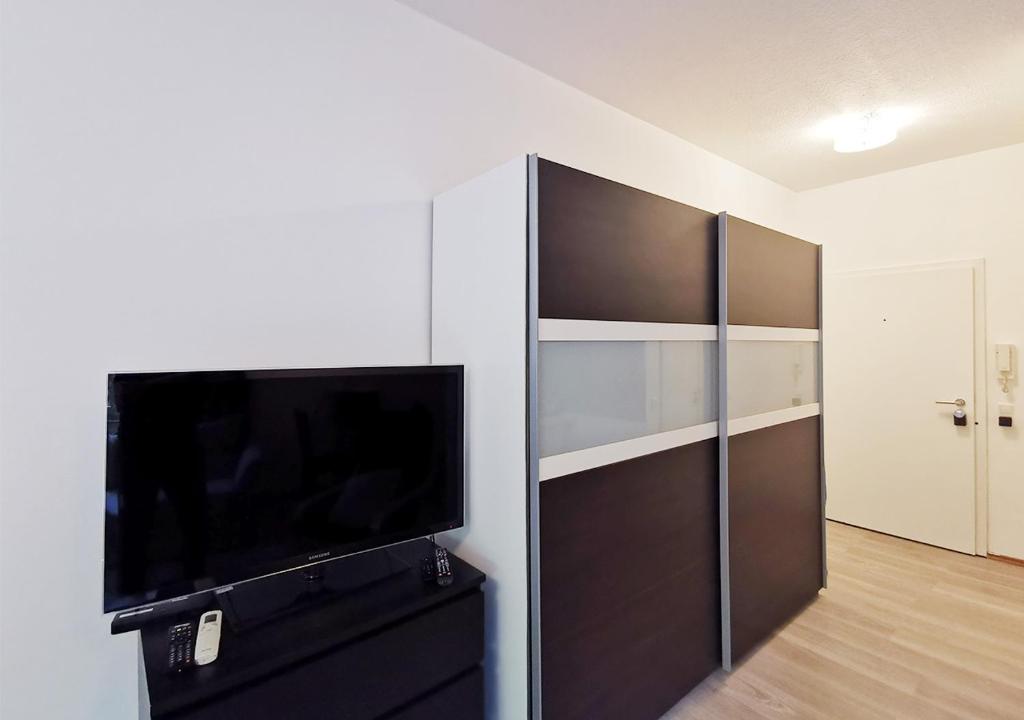 CF13 30m2 Central with Terrace AC and Netflix - Tap to explore photos