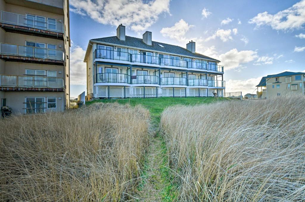 Eagles View Condo in Ocean Shores with 3 Balconies photo 1