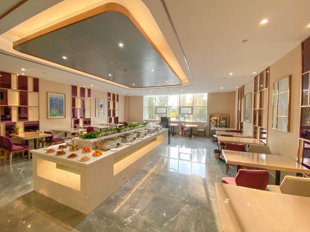 Lavande Hotel Ordos Ejinholo street photo 4