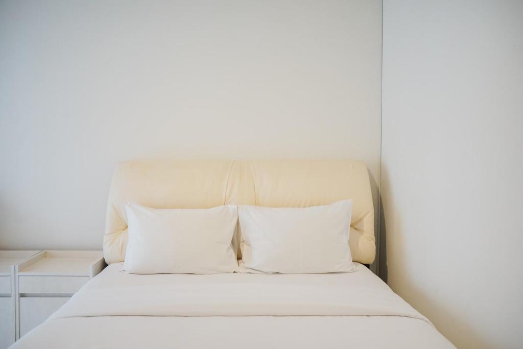 Minimalist Pool View Low Rise Studio @ Paramount Skyline Apartment By Travelio, Tangerang