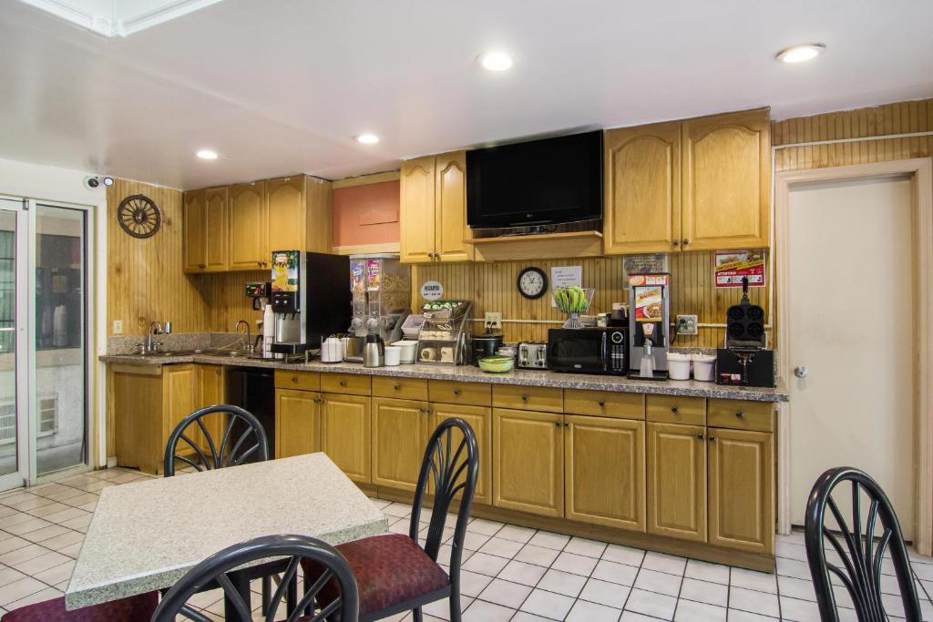 Americas Best Value Inn Darien photo 1
