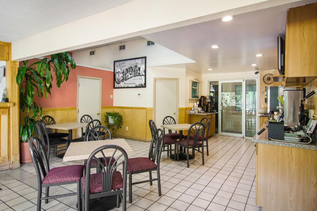 Americas Best Value Inn Darien photo 3