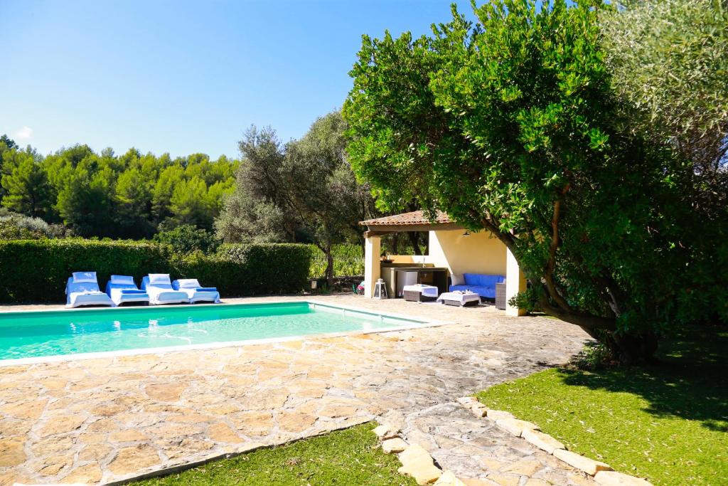 Luxueux Mas provencal immérgé dans la nature photo 2