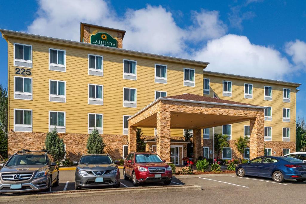 La Quinta Inn & Suites by Wyndham Auburn image