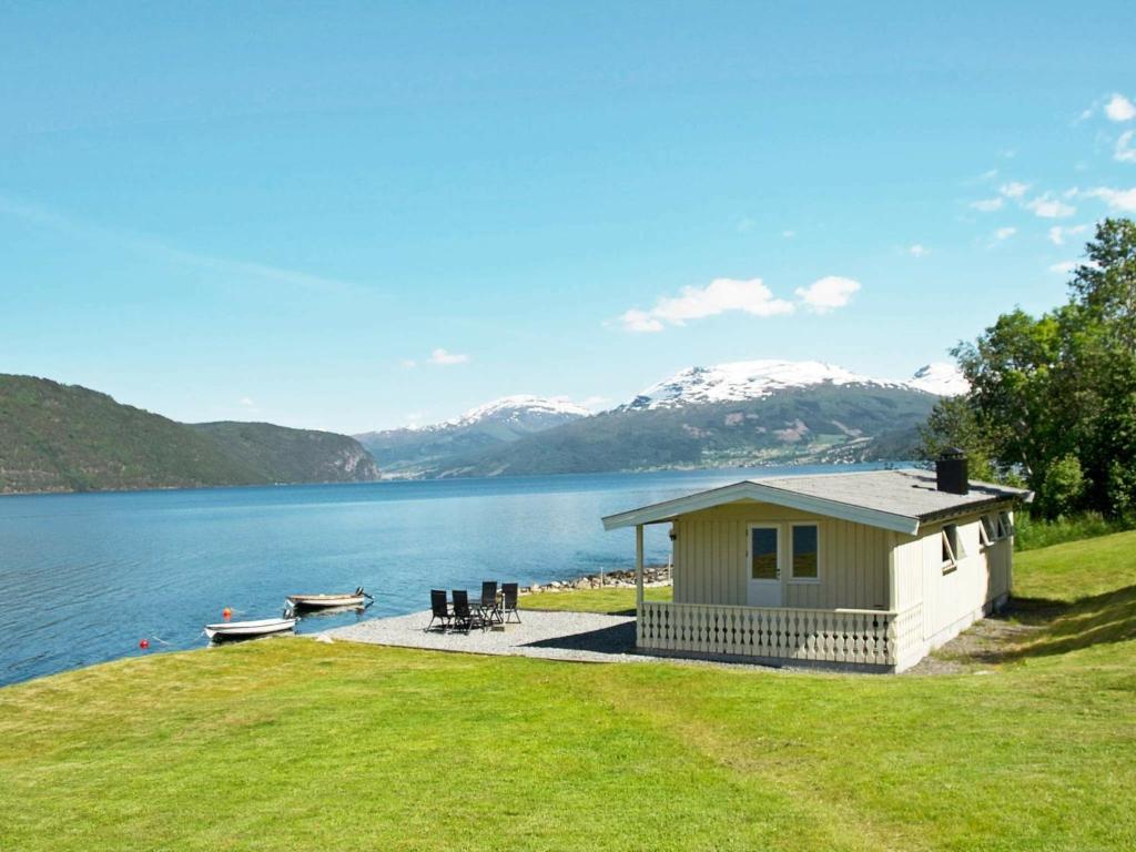 Two-Bedroom Holiday home in Utvik 3 photo 2