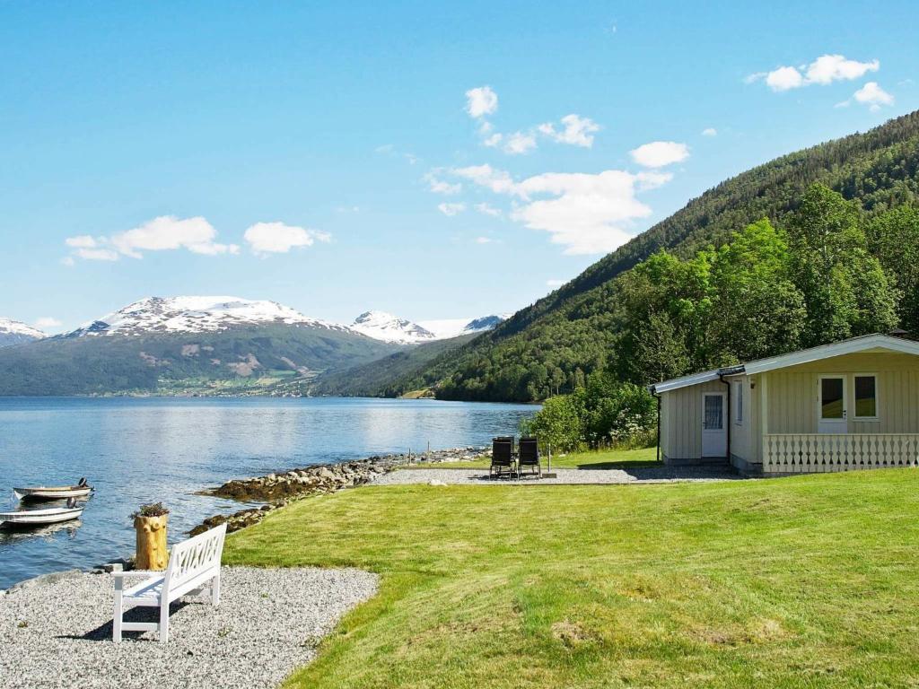 Two-Bedroom Holiday home in Utvik 3 photo 3