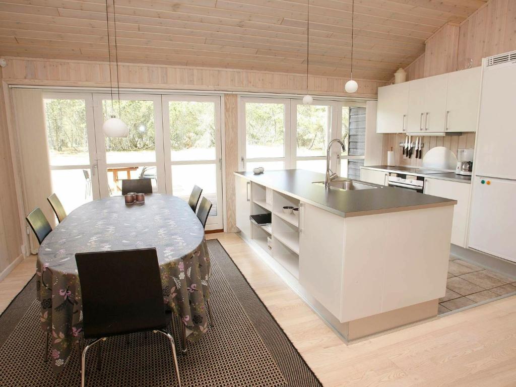 Four-Bedroom Holiday home in Ålbæk 7 photo 4