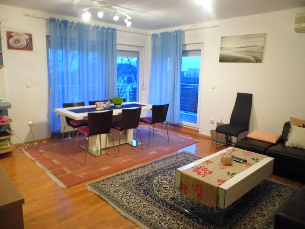 Апартаменты (Апартаменты с 3 спальнями), Apartments and Rooms Trsje