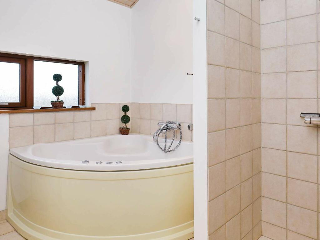 Three-Bedroom Holiday home in Ulfborg 27 photo 4