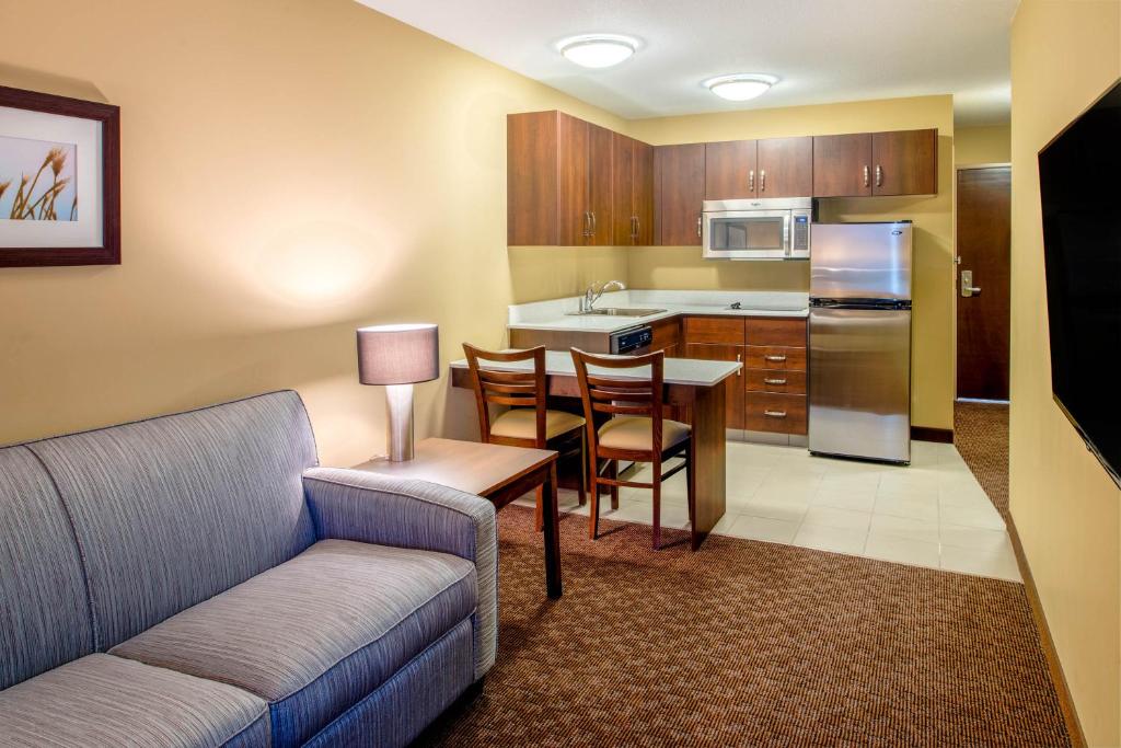 Microtel Inn & Suites by Wyndham Red Deer photo 3