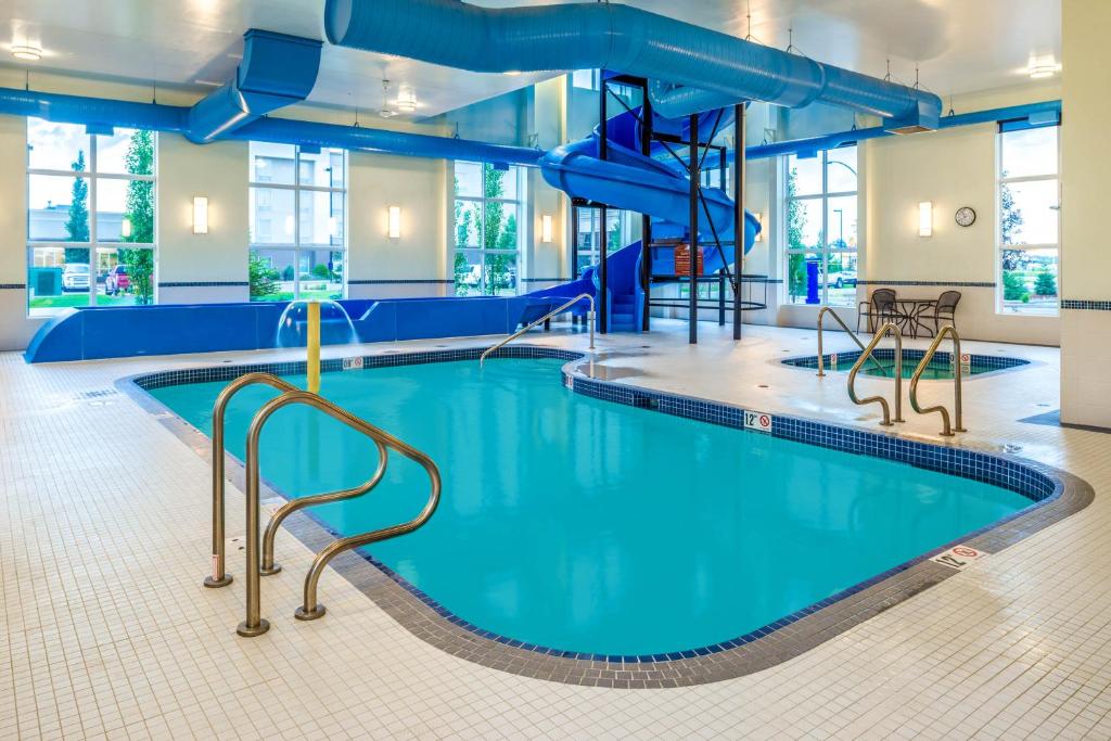 Microtel Inn & Suites by Wyndham Red Deer photo 2